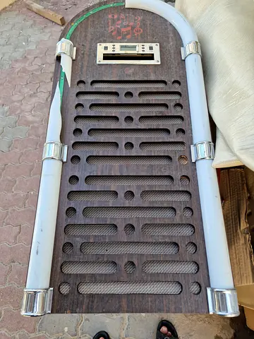 Big Speaker with some crackes