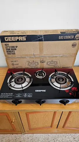 GEEPAS 3 BURNERS  GAS STOVE IN MINT CONDITION