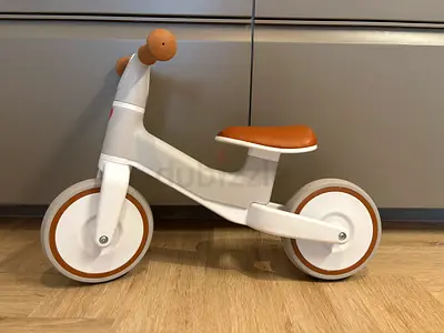 Wooden-style balance bike for toddlers - lightweight, like new