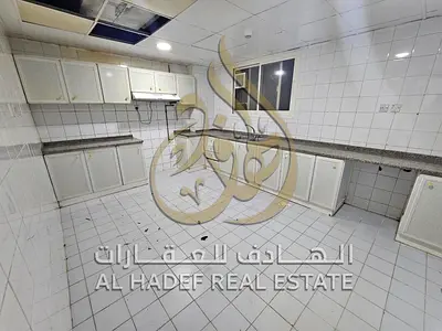 شقة للإيجار في المجاز 2 الشارقة 3 غرف وصالة مناسبة شيرنج صريح موقع مميز قريب من شرطة البحيرة مخرج دبي صيانة مجانية دفعات مرنة