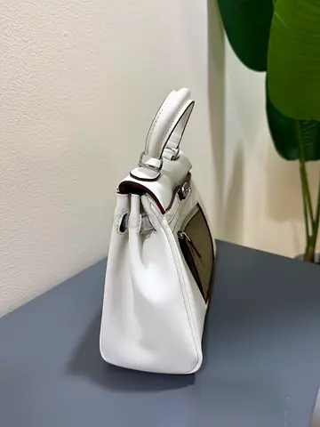White leather shoulder bag in good condition
