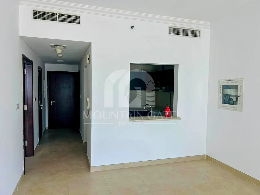 Vacant Spacious Layout High Floor Prime Location