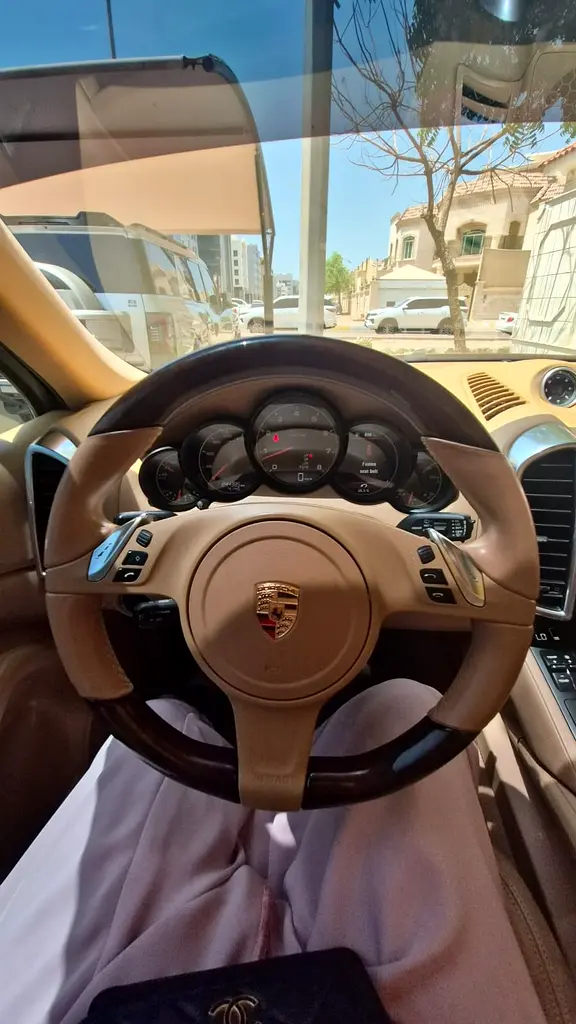 Porsche Cayenne 2013 — photo 1 of 8