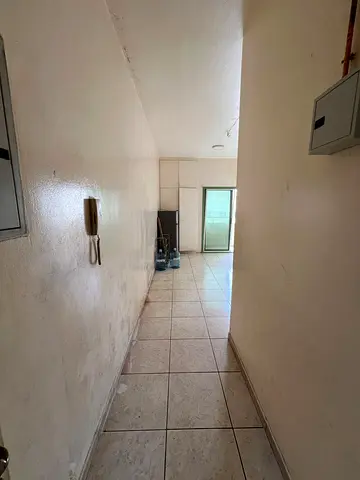 **غرفة وصالة للإيجار السنوي في المجره مع بلكونة – مساحة ممتازة – على الطريق مباشرة – 27 ألف درهم | 6 شيكات**