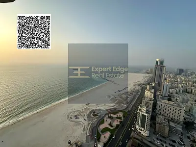 شقة واسعة مكونة من غرفتي نوم وصالة، مع شرفتين مطلتين على البحر، وخزائن ملابس، وموقف سيارات مجاني، وتكييف، متاحة للإيجار