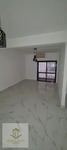 فرصة مميزة للإيجار في منطقة المَصْلِي ✨  شقة واسعة ومثالية للعائلات أو الموظفين (غير مشاركة) بتصميم مريح ومساحات كبيرة:  🔹 3 غرف نوم واسعة 🔹 صالة كب