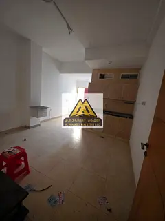 Spacious studio | Prime location on Kuwait Street | Near services | Roadside unit | Great price | Co