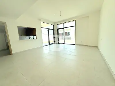 Landscaped | Vacant | Single Row | With Driver's Room