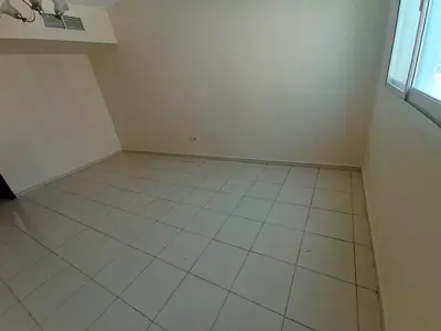 شقة غرفة وصالة للإيجار السنوي المجاز3- الشارقة -حمام- تكييف مركزي- بلكون- باركن