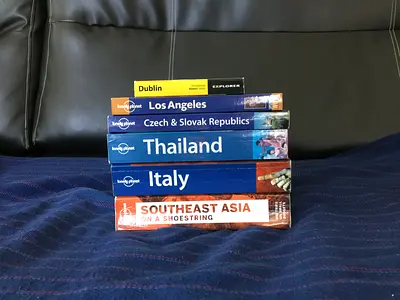 6 LONELY PLANET TRAVEL GUIDES