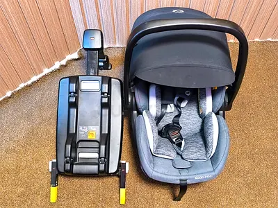 Maxi-Cosi Infant Car Seat with ISOFIX Base - very Good Condition