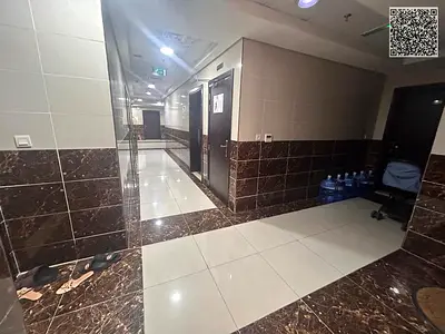 شقة أنيقة مكونة من غرفة وصالة مع حمامين، بلكونة صغيرة، ومطبخ مجهز، مع تكييف مركزي. موقع مميز وتصميم عصري يوفر الراحة والهدوء – خيار مثالي للسكن العصري