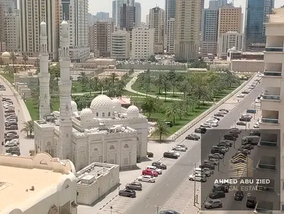 بباركينج مجانى وجيم   متاح غرفتين وصالة للايجار السنوى بالشارقة مع خزائن بالحائط وتكييف مركزى وبلكوشين متميز فى المجاز 3