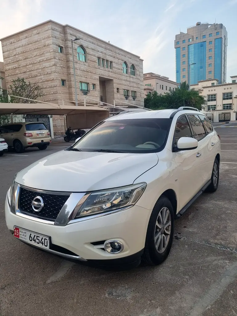 Nissan Pathfinder 2015 — photo 1 of 8