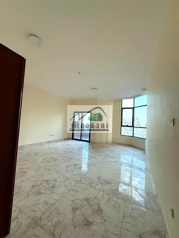 شقة واسعة مكونة من غرفتي نوم وصالة + 3 حمامات + غرفة للخادمة + شرفة (إطلالة مفتوحة) متاحة للإيجار بسعر 39,990 درهم إماراتي