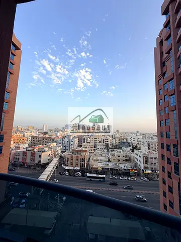 شقة واسعة مكونة من غرفتي نوم وصالة + 3 حمامات + غرفة للخادمة + شرفة (إطلالة مفتوحة) متاحة للإيجار بسعر 39,990 درهم إماراتي