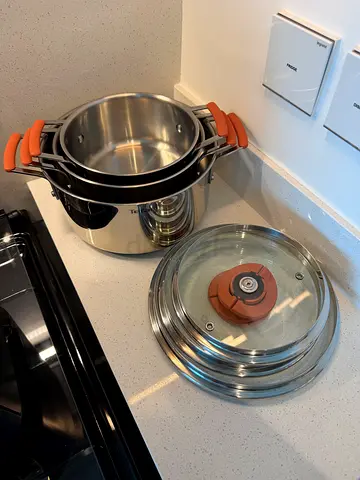Set of stainless steel pots with glass lid (stackable)