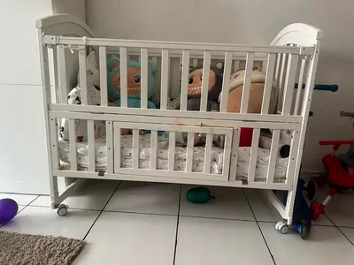 White Wooden Baby Crib with Mattress and Wheels - Good Condition