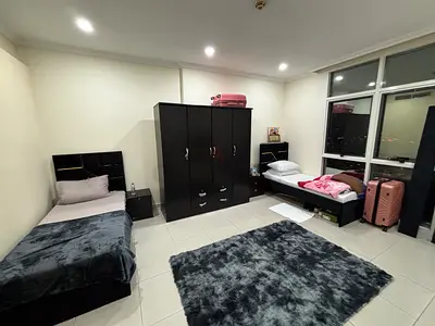 Bed space in a spacious apt. For women only