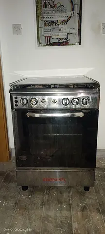 Used General Electric Freestanding Gas Oven with 4 Burners - Working Condition