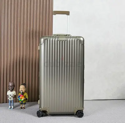 Rimowa Roller luggage 🧳