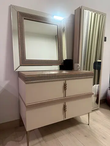 Bedroom Suite (bed, two side tables, drawers, mirrors)