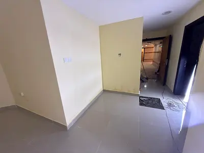استوديو أرضي للإيجار في الجرف 2 عجمان بجوار مركز الدلتا مقابل نستو موقع حيوي مطبخ منفصل وتكييف مركزي بسعر 17 ألف على 4 دفعات