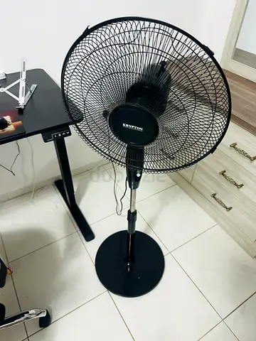 Black oscillating pedestal fan - good working condition