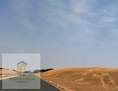أرض للبيع – السحمة، ضاحية الرويضات، الشارقة  فرصة مميزة لامتلاك أرض سكنية في موقع استراتيجي، مناسبة للسكن أو الاستثمار في منطقة هادئة وقريبة من جميع ا