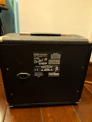 Fender Squier Stratocaster SSS + Fender Bullet 15 DSP guitar amplifier