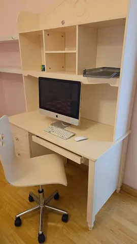 White Study bedroom x2 Desk with Hutch and Rolling Chair - Exellante Condition