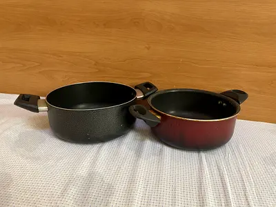 Set of two non-stick cooking pots (used) - medium size