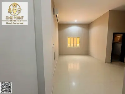 شقة واسعة للإيجار في عجمان، تتكون من غرفتي نوم وغرفة معيشة