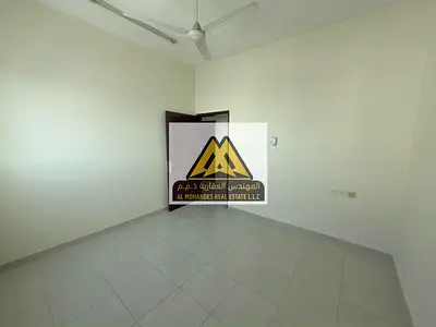 شقة غرفتين وصالة للإيجار في الروضة 1 عجمان بلكونة ومطبخ منفصل بسعر 34000