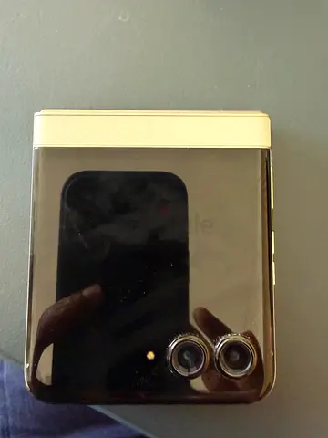 Motorola Razr 60 (256GB) – Excellent Condition – Stylish Flip Phone