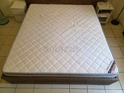 Home Box King size medicated mattress in New condition