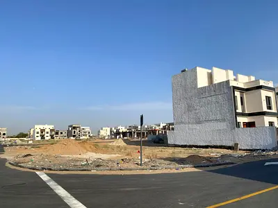 للبيع أرضي سكنية بموقع متميز في منطقة الحليو 2 في عجمان شامل التسجيل مرتين