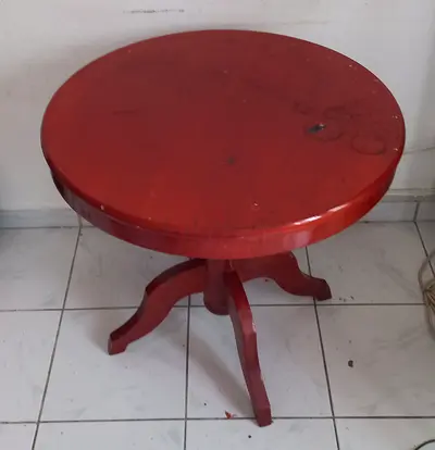 Round table teapoy in perfect condition