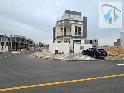 للبيع فيلا شامل رسوم التسجيل والتمليك بقسط شهري يبدا من 5000 درهم على شارع رئيسي موقع مميز جدا وبسعر مميز