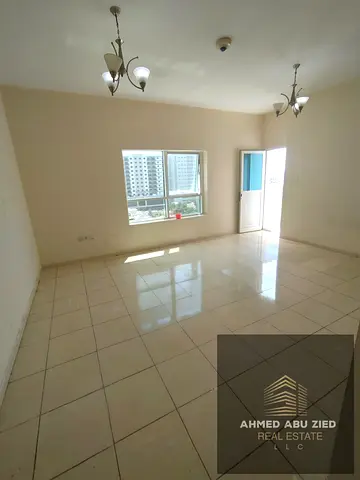 شقة غرفتين ماستر وصالة في أبراج الأورينت، تضم 3 حمامات ومساحة ممتازة مع باركينج مجاني. الإيجار 45,000 درهم، 4 دفعات، والتأمين شيك.