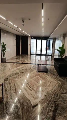 للإيجار شقة أول ساكن داخل بناية جديدة في موقع مميز، بتشطيب فاخر وتصميم عصري بطابع فندقي راقي يوفر مستوى عالي من الراحة والخصوصية، مناسبة للسكن الهادئ