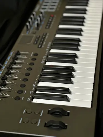 MIDI Keyboard Controller with Pitch  Mod Wheels - Lightly Used