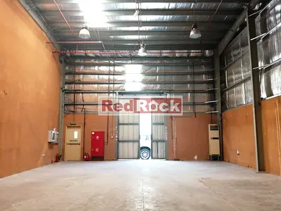 Premium Road-Facing Pillar Free Warehouse