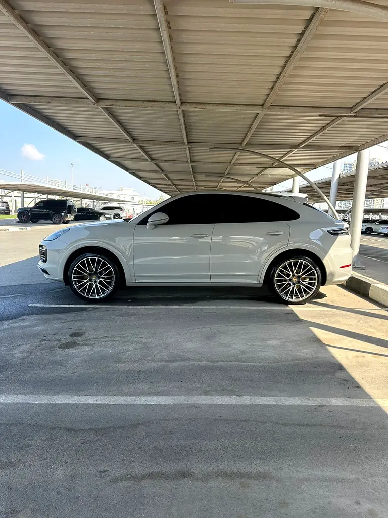 Porsche Cayenne 2022 — photo 1 of 10