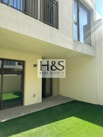 فيلا من 3 غرف نوم | شرفات متعددة | إطلالات على الحديقة والفناء