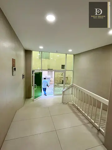 للبيع فى الشارقة منطقة مويلح  بناية تجارية \ سكنية  تصريح ارضي + 3 طوابق  على شارع قار