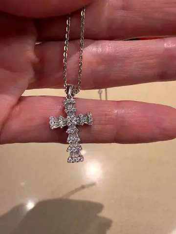 White gold pendant with diamonds