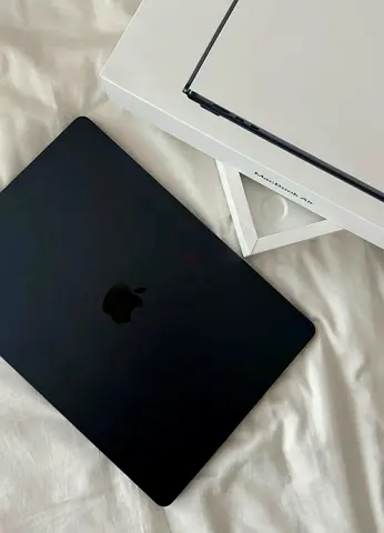 MacBook 2025
