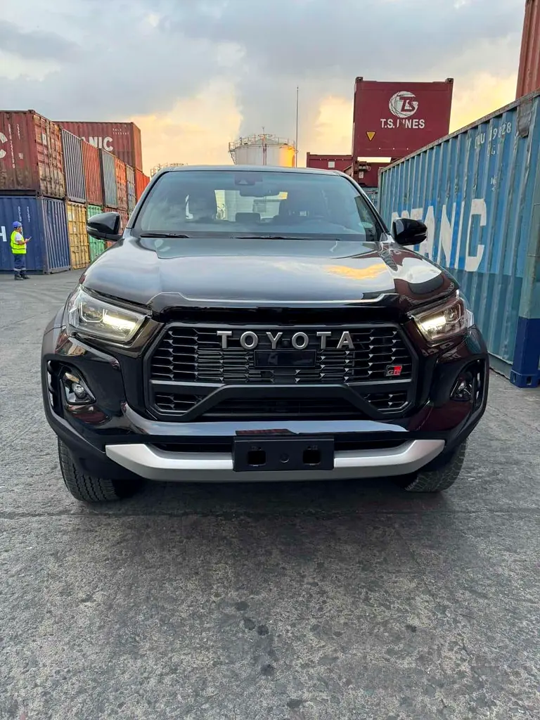 Toyota Hilux 2026 — photo 1 of 5