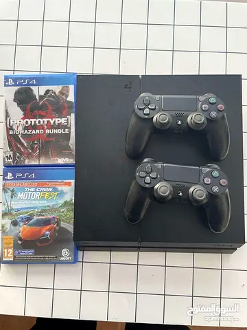PS4 working perfectly with 2 controllers and 2 cd